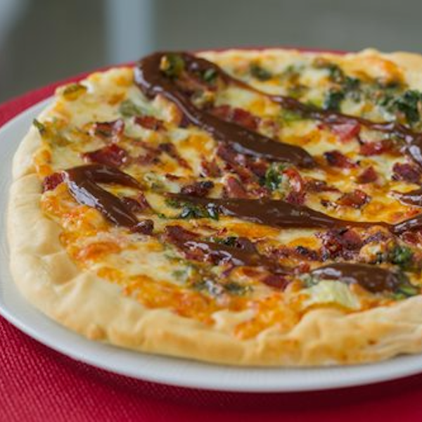 PIZZA DE ESCAROLA, MUSSARELA, BACON E MOLHO DE CEBOLA CARAMELIZADA